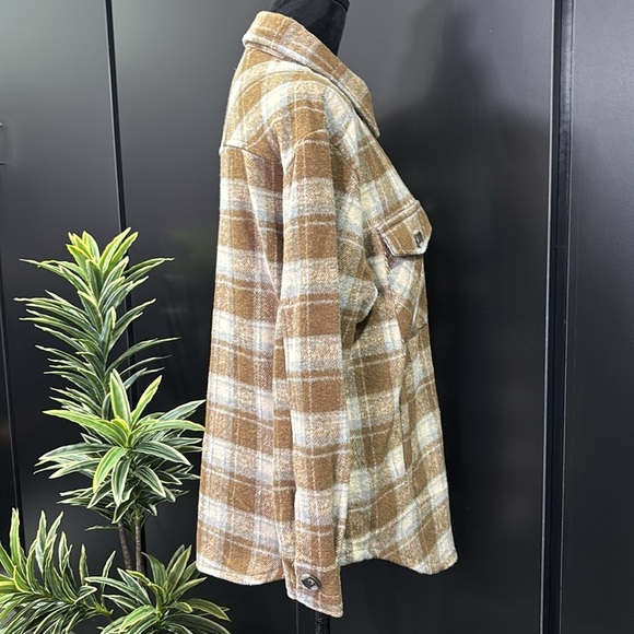 Accent Wool Blend Plaid Shacket,warm, button chest pockets,hip pockets,collar - Picture 6 of 11